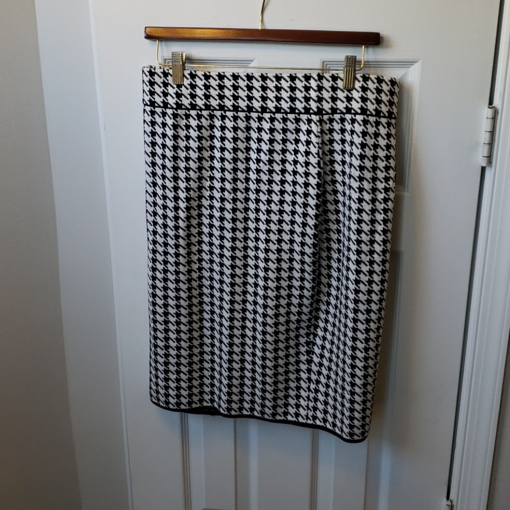Houndstooth pencil skirt